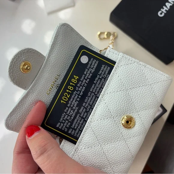 Chanel White Textured Crossbody Bag with Gold Chain - Picture 6 of 10